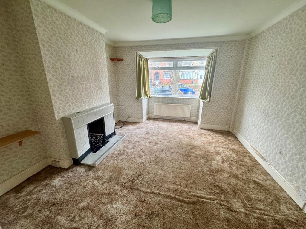 Lot: 29 - THREE-BEDROOM SEMI-DETACHED HOUSE FOR IMPROVEMENT - Living room